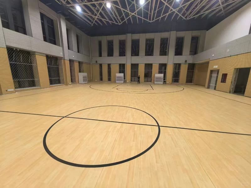 Personal de mantenimiento limpiando una pista de fútbol sala de PVC